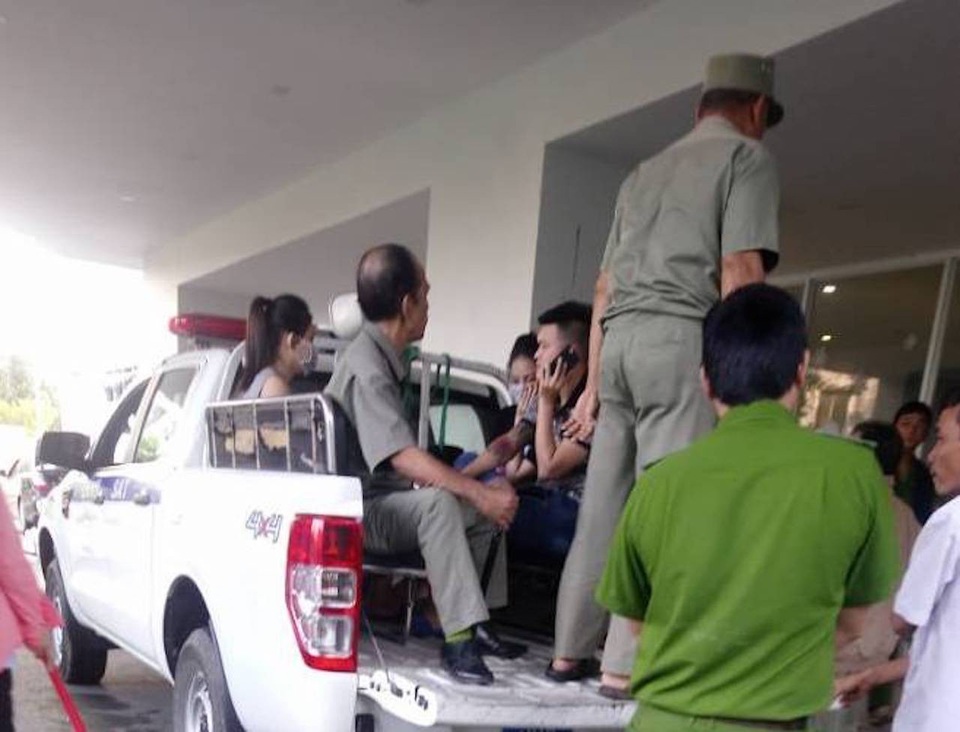 Công an đưa nhiều người nghi vấn sử dụng ma tuý về trụ sở để kiểm tra