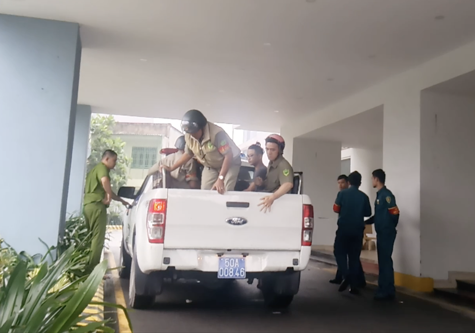 Kiểm tra chung cư, phát hiện 15 người có dấu hiệu sử dụng ma tuý - 1