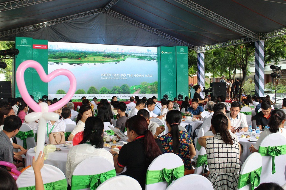 Gần 300 khách hàng tham dự chương trình “Mở bán chính thức liền kề Dahlia Homes – Gamuda Gardens”