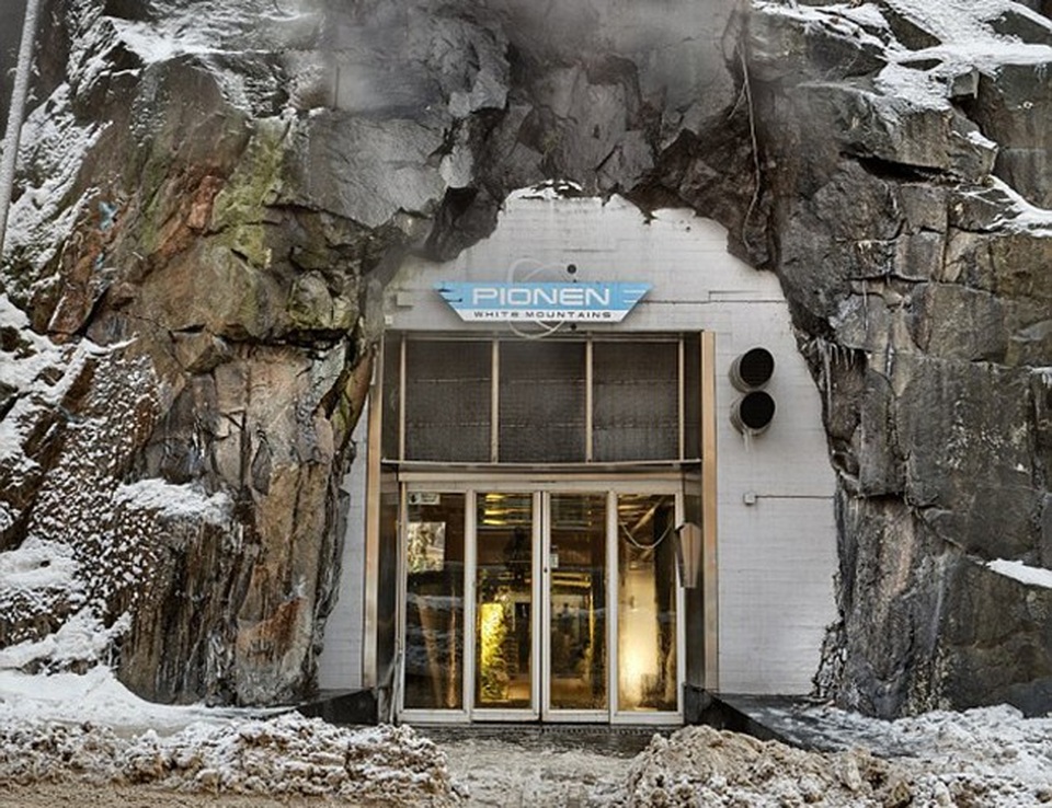 
Lối vào của cơ sở lưu trữ máy tính bảo mật cao này.
