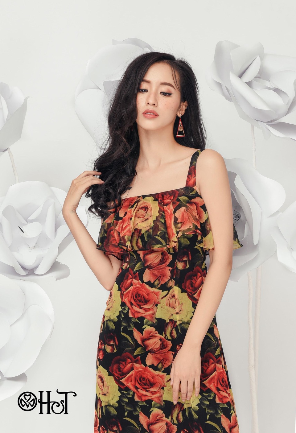 
Kiêu sa quyến rũ và thướt tha, rất thích hợp cho bạn gái mặc khi đi làm cũng như dạo phố vào dịp cuối tuần.
