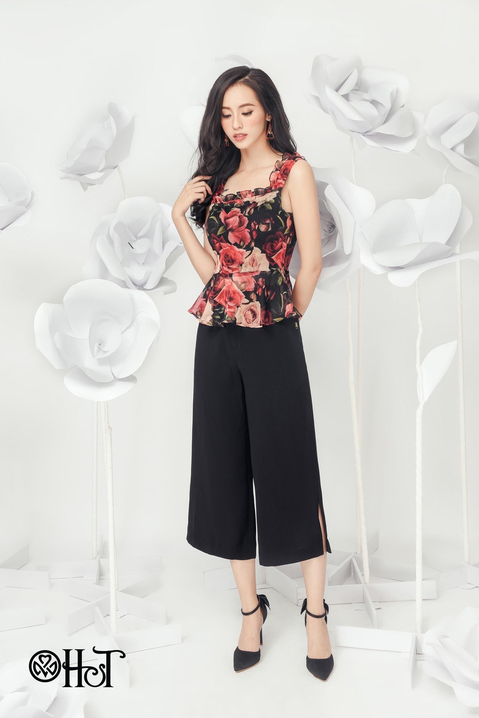 Năng động, thoải mái khi kết hợp áo 2 dây họa tiết hoa hồng cùng quần cuttlotes