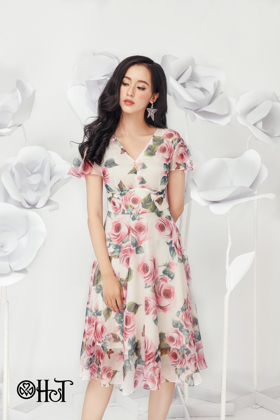 Dáng vẻ kiêu sa, ngọt ngào của dáng hoa hòa quyện với phong cách thiết kế tinh tế không chỉ tôn vinh vẻ đẹp, nét quyến rũ riêng mà còn ẩn chứa thông điệp ngợi ca tâm hồn tươi trẻ, luôn tỏa ngát hương của mỗi người phụ nữ.
