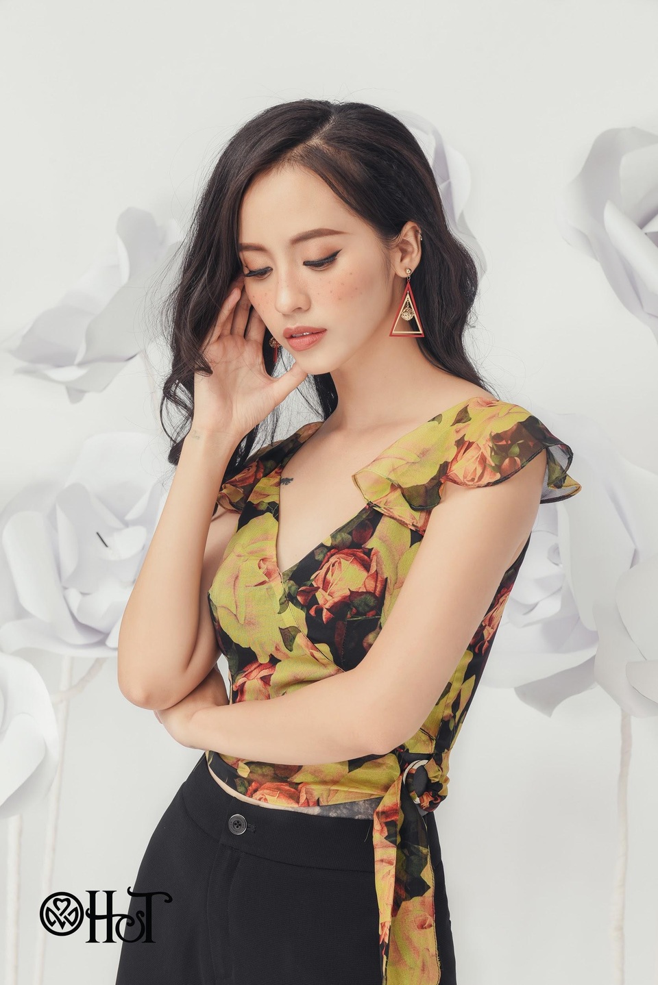 
Thiết kế áo cổ tim cùng cách điệu thắt dây tạo điểm nhấn nhá quyến rũ khó rời
