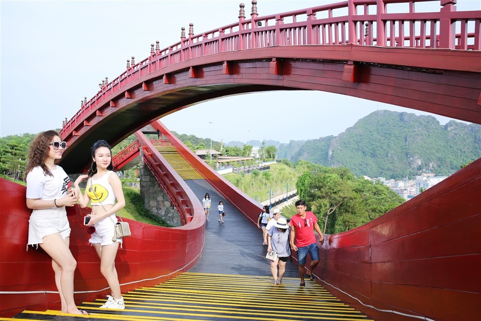 Du lịch Quảng Ninh tiến gần hơn đến “ngôi vương” - 1 Du lịch Quảng Ninh tiến gần hơn đến “ngôi vương” - 1