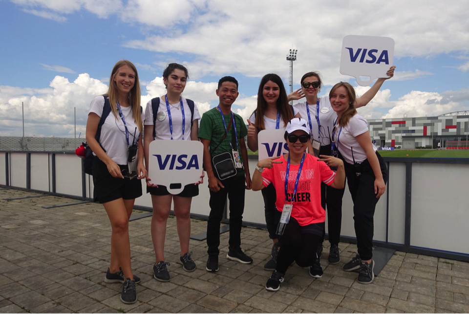 Đặt chân đến Nga, anh Đức cực kì phấn khích bởi sự đón tiếp nồng nhiệt của các bạn tình nguyện viên đến từ Visa