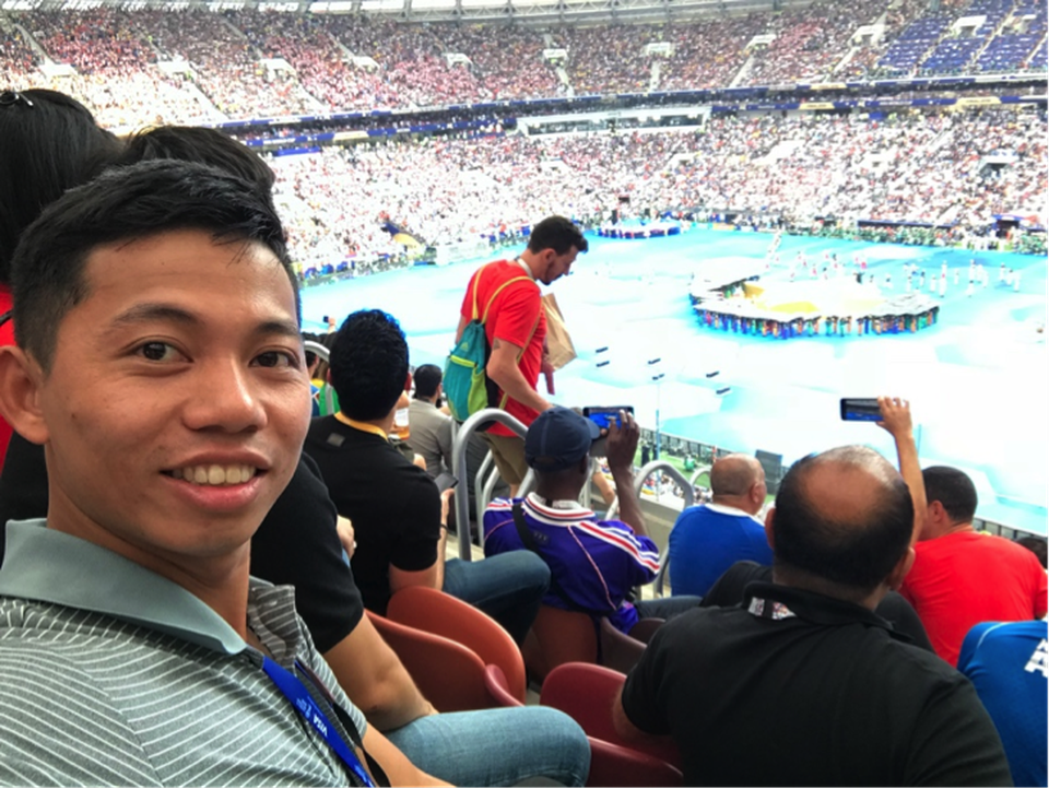 Những điệu múa, màu cờ tung bay phấp phới trên khắp các khán đài trong suốt cả trận đấu là điều không phải đi đâu cũng gặp.