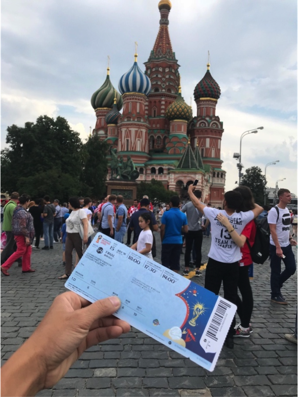 Check-in tại Quảng trường Đỏ, anh Đức không quên khoe tấm vé “vàng” đến trận chung kết trên tay