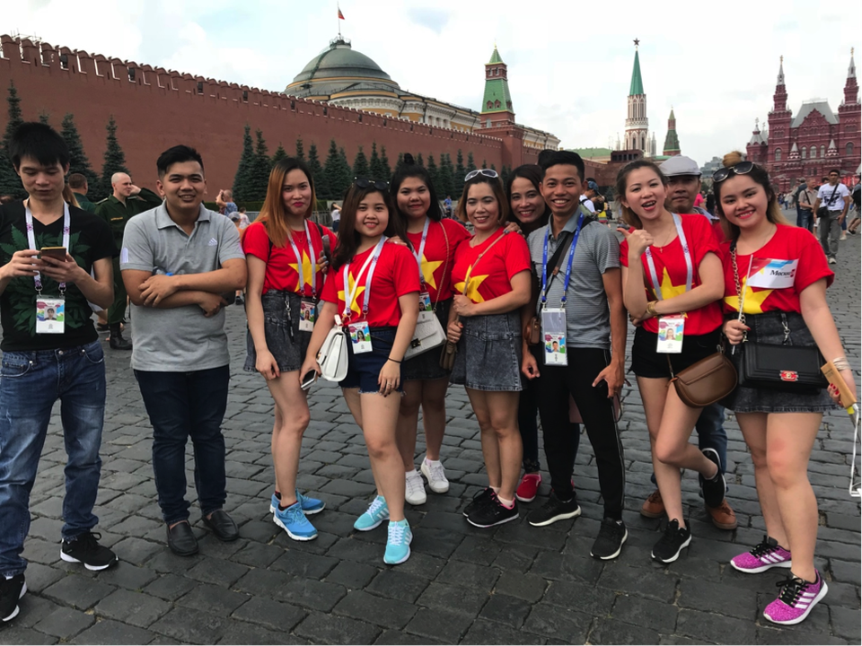 Mỗi một địa điểm thú vị, anh Đức đều không quên chụp hình “check-in”. Anh cũng bày tỏ sự phấn khởi khi được hội ngộ không ít các cổ động viên Việt Nam trong chuyến đi này.