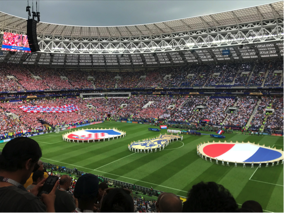 “Lần đầu tiên trong đời, tôi được tới một sân vận động hoành tráng như vậy. Toàn bộ hơn 80,000 chiếc ghế đã được phủ đầy màu cờ sắc áo hai đội.” – anh Đức ngạc nhiên trước độ “khủng” của sân Luzhniki.