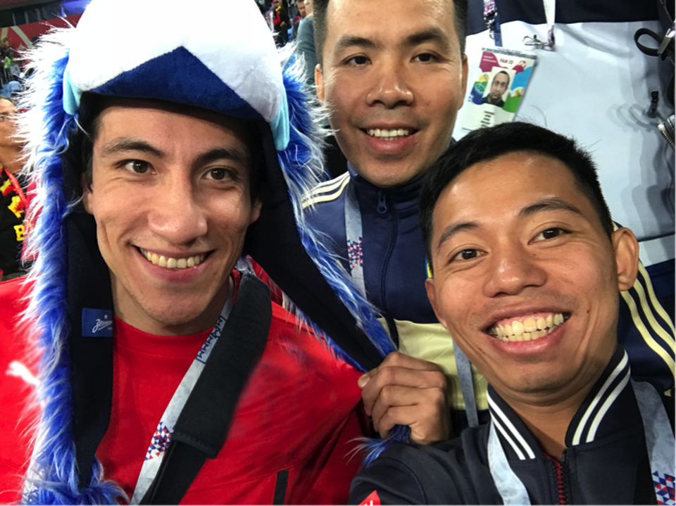 Vừa tranh thủ xem bóng đá, anh Đức còn “tranh thủ” kết bạn, giao lưu với các cổ động viên quốc tế.