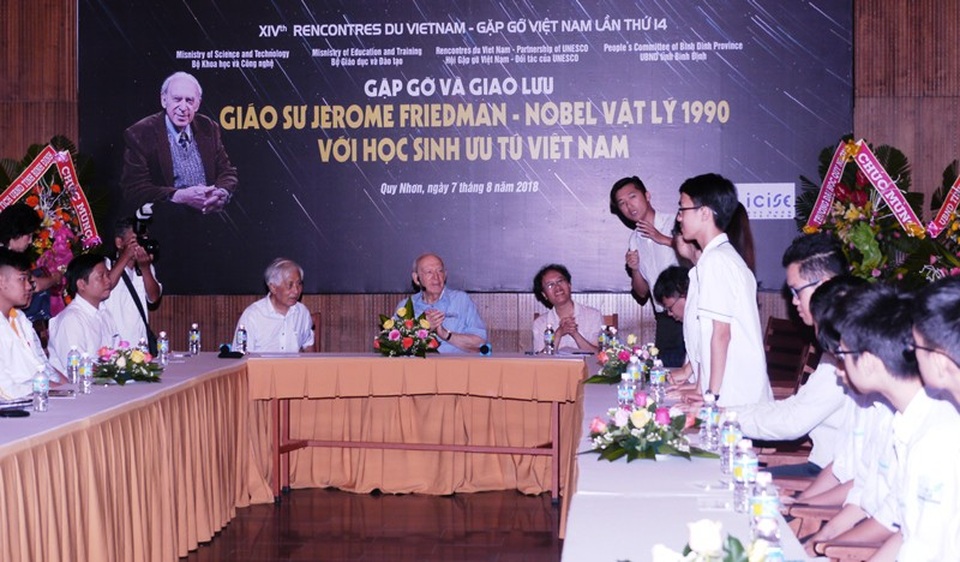 Những học sinh ưu tú Việt Nam giao lưu với giáo sư đoạt giải Nobel Vật lý - 2 GS. Jerome Friendman đạt giải Nobel Vật lý năm 1990 và GS. Đàm Thanh Sơn giao lưu với các học sinh xuất sắc của Việt Nam.