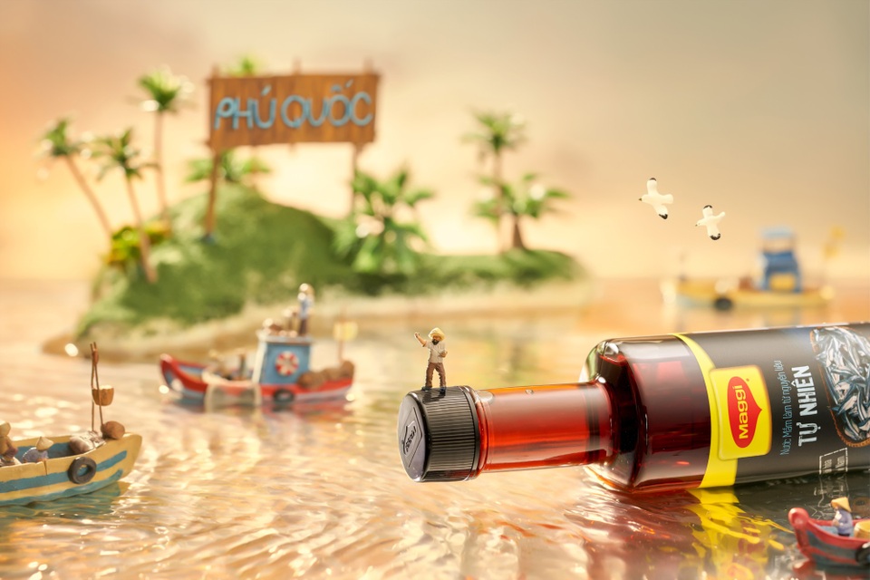 Vùng biển xung quanh đảo Phú Quốc có nhiều rong biển và phù du làm thức ăn cho các loài cá cơm, cho nên có nguồn lợi cá cơm rất lớn. Việc sử dụng nguồn lợi này để làm nước mắm ở Phú Quốc đã có lịch sử trên 200 năm.