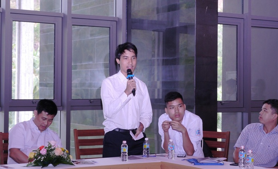 Những học sinh ưu tú Việt Nam giao lưu với giáo sư đoạt giải Nobel Vật lý - 3 Các bạn học sinh đặt câu hỏi cho giáo sư Nobel.