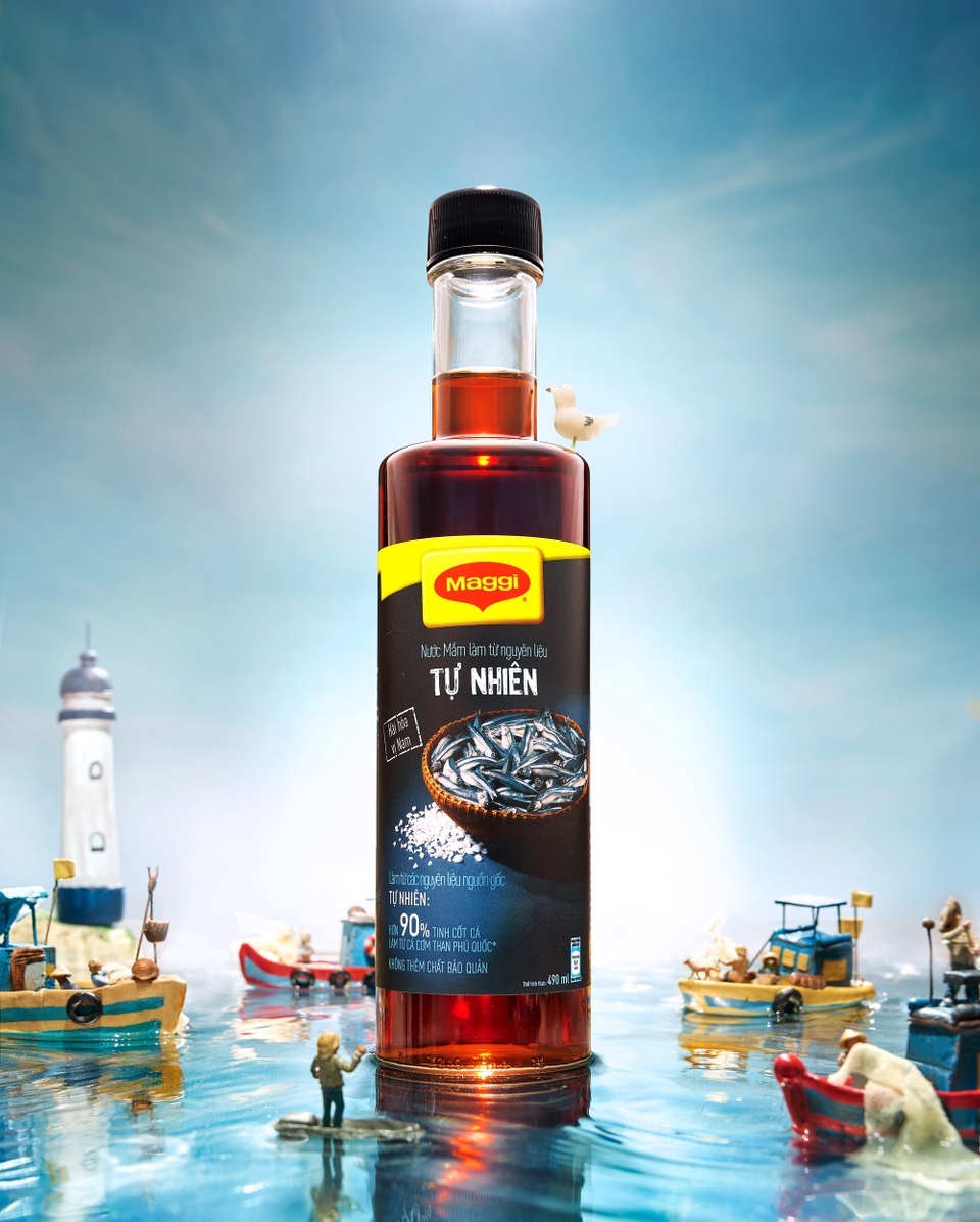 Bất cứ loại cá nào cũng có thể sử dụng để làm nước mắm, nhưng người sản xuất nước mắm Phú Quốc chỉ sử dụng cá cơm làm nguyên liệu. Cá cơm có khoảng chục loại, nhưng chỉ có Sọc Tiêu, Cơm Ðỏ và Cơm Than là cho chất lượng nước mắm cao nhất. Với nguyên liệu 90% tinh cốt cá cơm than Phú Quốc, không thêm chất bảo quản, MAGGI mới đây đã cho ra mắt loại nước mắm không chỉ ngon mà còn lành, đảm bảo dinh dưỡng, an toàn cho bữa cơm gia đình.