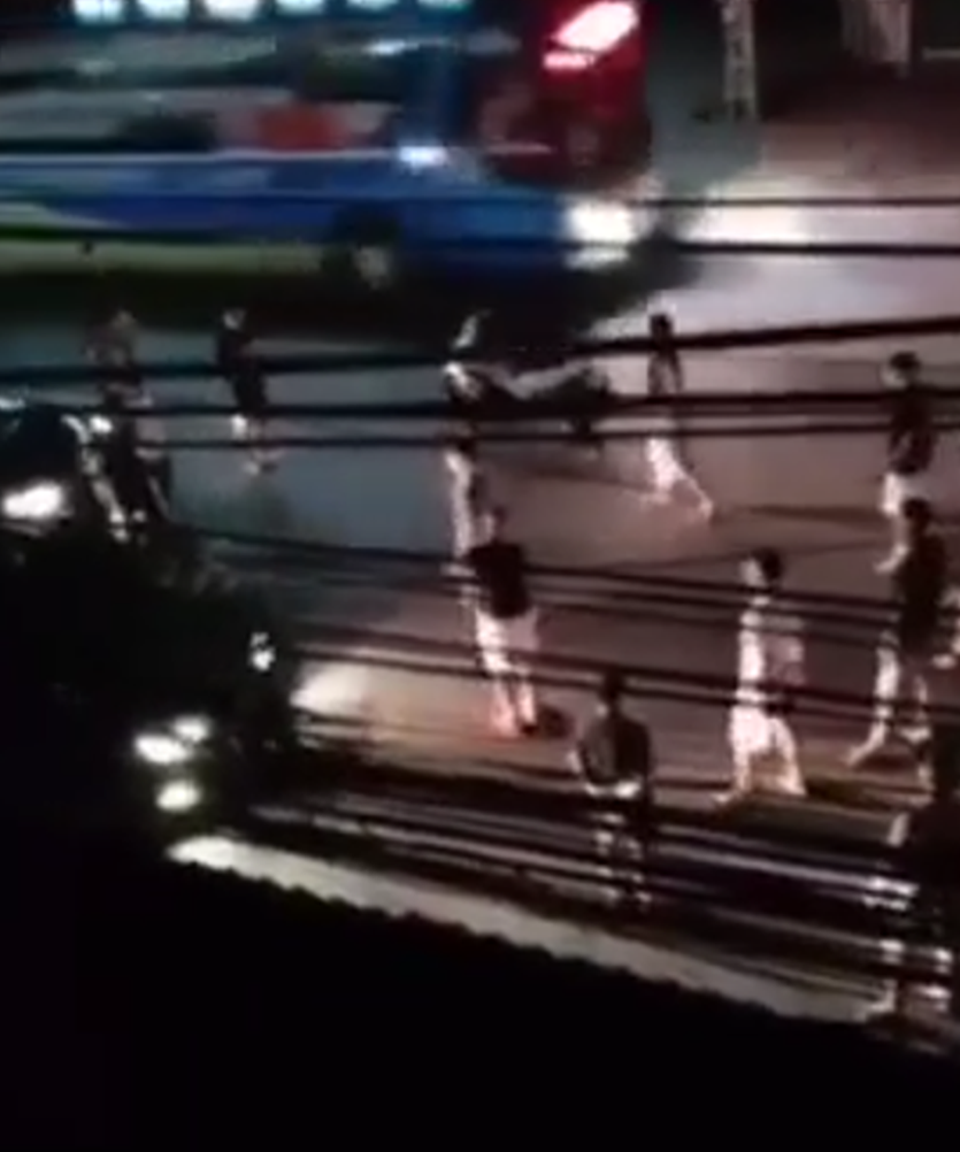 Mâu thuẫn tại quán ăn đêm, 2 nhóm côn đồ lao vào hỗn chiến (ảnh cắt từ clip FB)