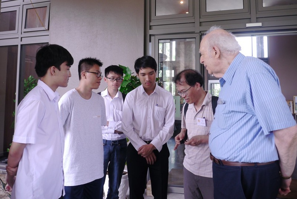 Những học sinh ưu tú Việt Nam giao lưu với giáo sư đoạt giải Nobel Vật lý - 1 GS. Jerome Friendman và GS Đàm Thanh Sơn trò chuyện với học sinh xuất sắc của Việt Nam.