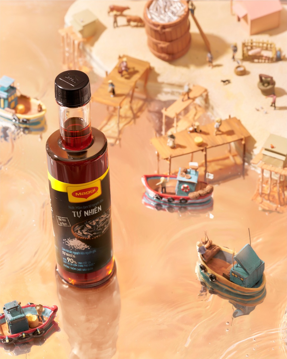 Mùa đánh bắt chủ yếu trong năm là từ tháng 7 đến tháng 12. Khi lưới cá vừa được kéo cặp mạn, cá sẽ được vớt bằng vợt, loại bỏ tạp chất và súc rửa bằng nước biển, sau đó trộn đảo ngay với muối với tỷ lệ 3 cá 1 muối rồi đưa xuống hầm tàu. Cách trộn cá tươi như vậy giữ cho thịt cá không bị phân huỷ, nước mắm có hàm lượng đạm cao nhất, không có mùi hôi.