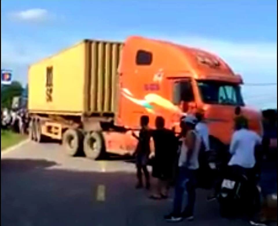 CSGT truy đuổi xe ô tô “điên” nghi vận chuyển ma túy - 1 CSGT phải huy động cả xe container để chặn đường chiếc xe điên nghi vận chuyển ma túy (ảnh cắt từ clip FB)