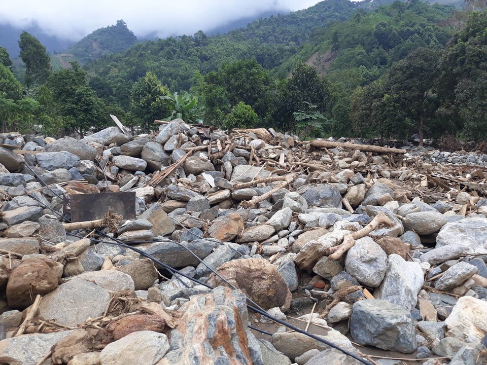 Rùng mình cảnh giáo viên đi bộ hơn 17km “cõng chữ lên non” - 2
Trước đây là đường, bây giờ chỉ còn mỗi đá sỏi