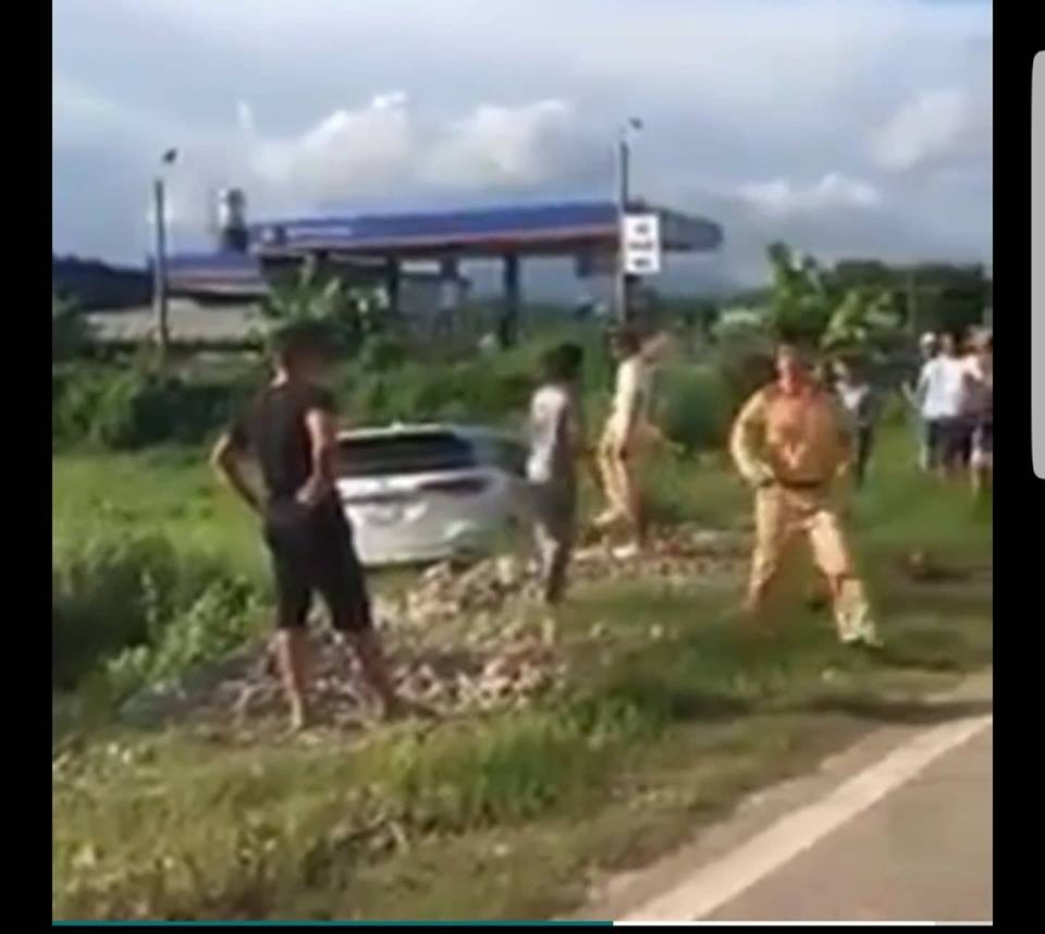 CSGT truy đuổi xe ô tô “điên” nghi vận chuyển ma túy - 2 Chiếc xe ô tô điên nghi vấn chở ma túy chỉ dừng lại khi lao xuống bãi cỏ ven đường (ảnh cắt từ clip FB)