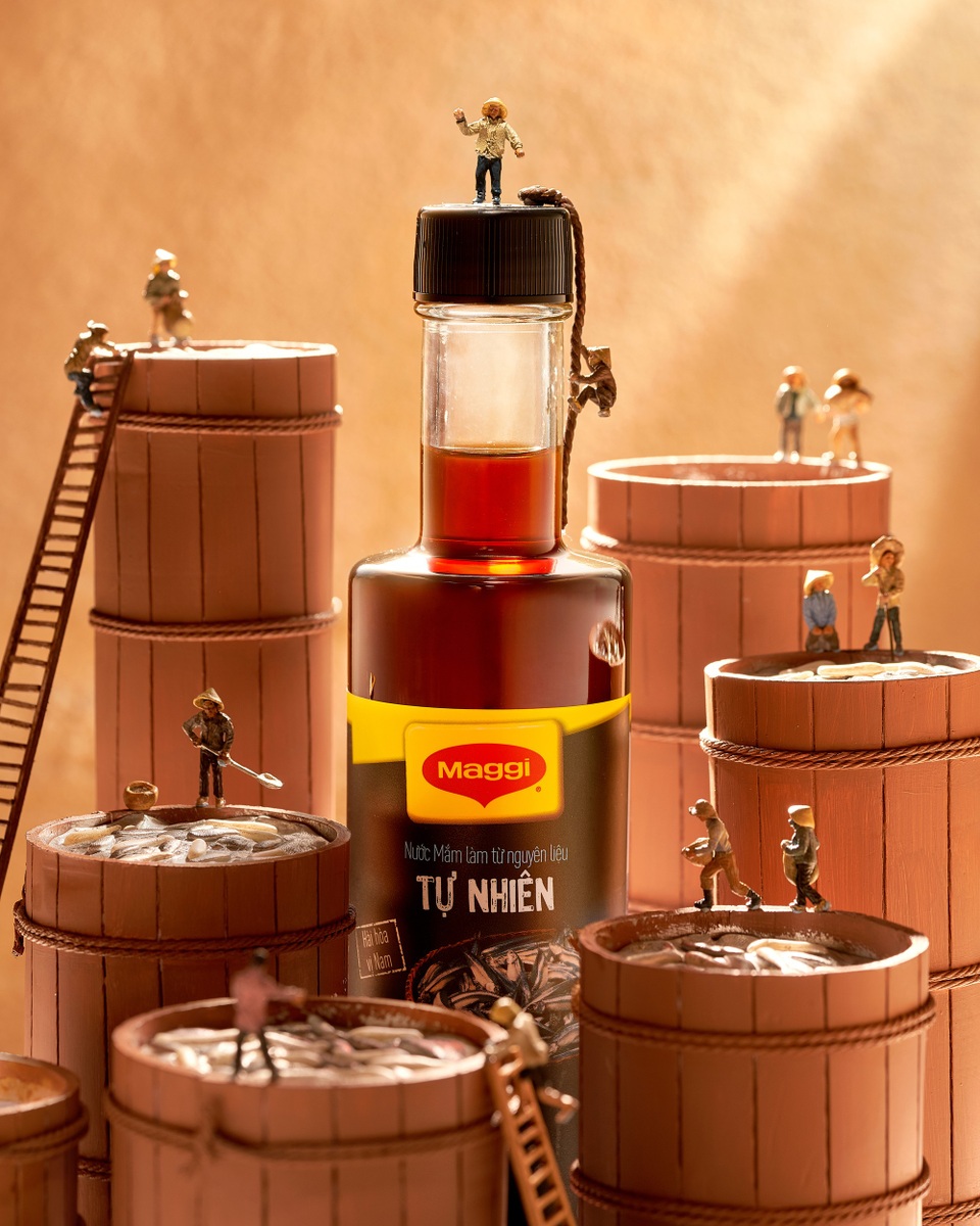 Cá cơm đã được ướp muối gọi là chượp. Khi tàu cá cập bến, chượp được đưa vào thùng gỗ để ủ theo phương pháp gài nén (đặt vỉ và xếp đá trên mặt đã rải một lớp muối). Quy trình ủ chượp tiêu chuẩn ở Phú Quốc được thực hiện trong đúng 12 tháng.