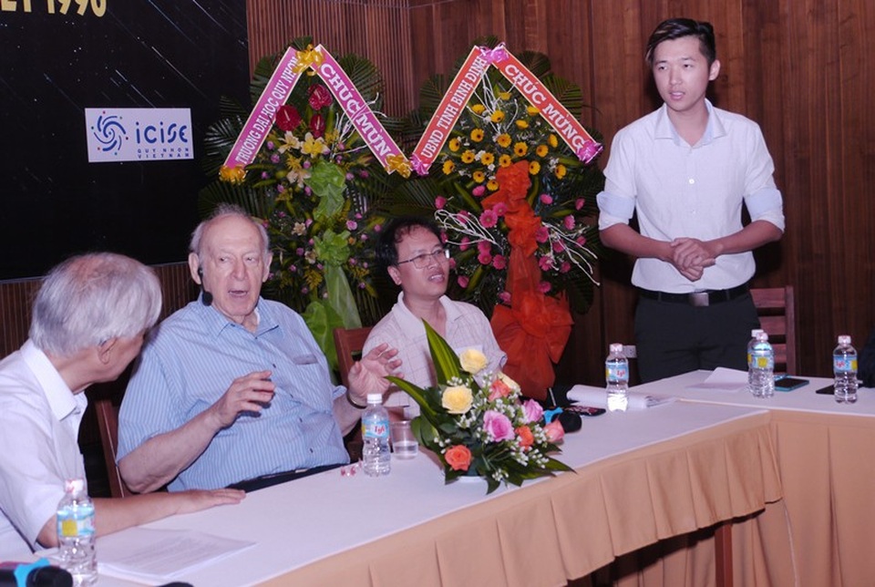 Giáo sư Việt Nam được trao Huy chương Dirac năm 2018 - 2 GS. Đàm Thanh Sơn (ngồi đầu từ phải qua) trong buổi giao lưu với những học sinh ưu tú nhất Việt Nam từng đạt giải các kỳ thi Olympic quốc tế tại TP Quy Nhơn (Bình Định) mới đây.