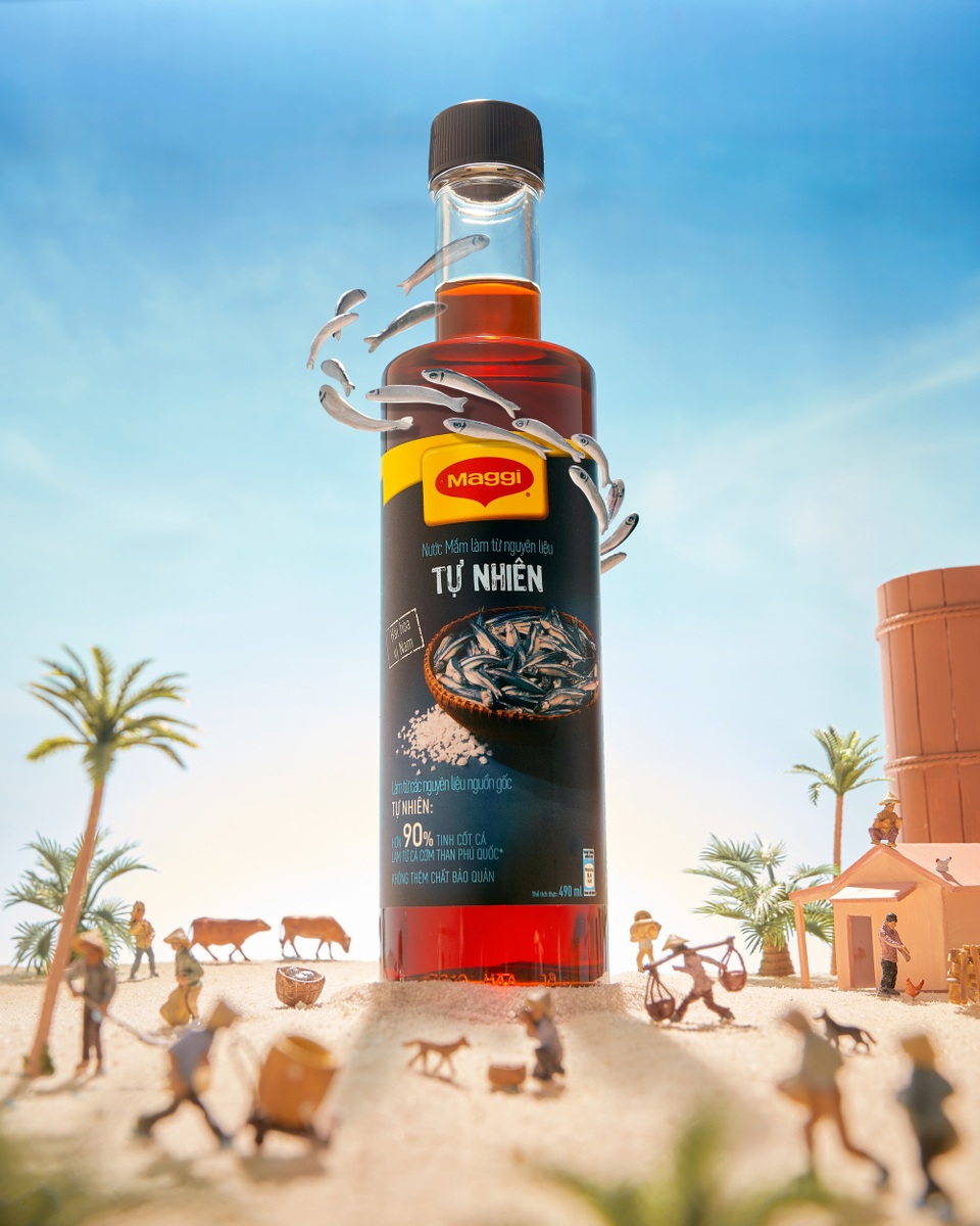 Nước Mắm làm từ nguyên liệu Tự Nhiên với một quy trình chế biến hoàn toàn tự nhiên, cầu kỳ, cẩn thận để đem lại chất lượng tốt nhất cho người tiêu dùng. Trong đó, cá cơm than Phú Quốc sẽ được ướp với muối Bà Rịa - Vũng Tàu, có hàm lượng tạp chất thấp. Bộ đôi hoàn hảo này tạo nên hương vị nước mắm không phải ở đâu cũng có được.