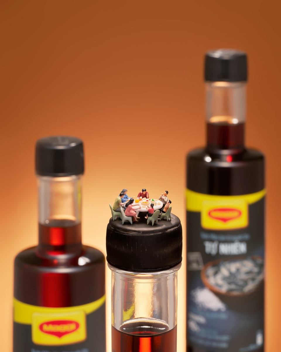 Kết hợp cùng bí quyết riêng của Nestlé, nước mắm MAGGI mang màu nâu cánh gián đẹp mắt, thơm ngon và giàu đạm. Để phù hợp với khẩu vị người tiêu dùng, MAGGI cũng mang đến hai dòng sản phẩm: Hài Hòa vị miền Nam với vị ngọt hơn, ít mặn và Đậm Đà vị miền Bắc đậm đà những vẫn còn vị ngọt hậu tự nhiên của cá. Với hai hương vị này, bà nội trợ Việt có thể thỏa sức sáng tạo với hàng triệu bữa cơm vừa ngon, vừa lành cho gia đình.