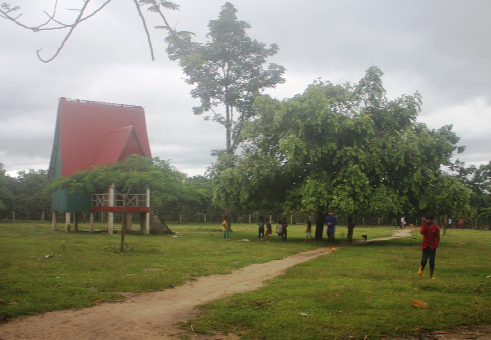 
Nơi đây bà con không biết tới ánh điện.
