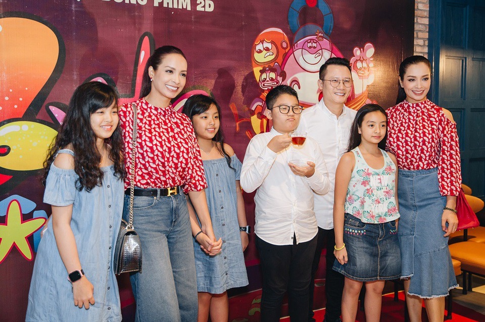 "Monta trong dải ngân hà kỳ cục" và làn gió mới cho phim hoạt hình "made in Việt Nam" - 1
Gia đình nghệ sĩ Hoàng Bách và người mẫu Thúy Hằng – Thúy Hạnh đưa các con tới tham dự lễ công chiếu
