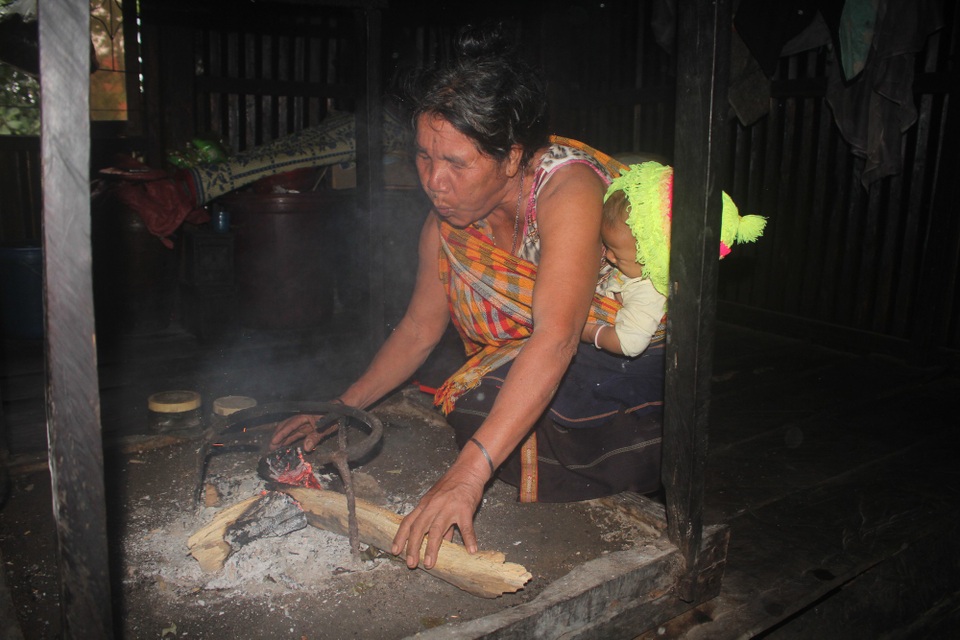 
Giá dầu đắt nên bà con làng Bui Xóm Mới lấy ánh sáng từ chiếc bếp đặt giữa nhà
