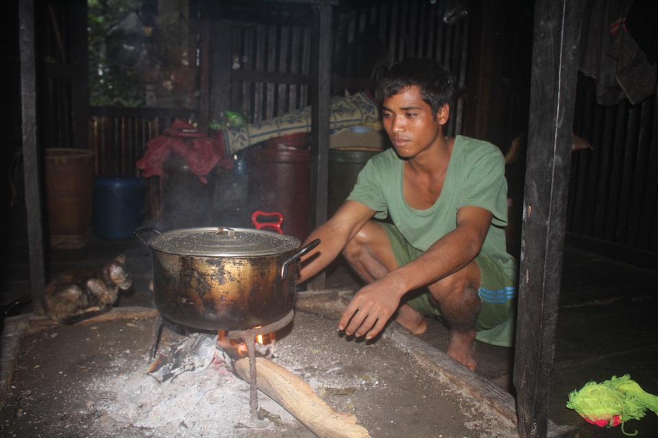 
Bà con mong muốn có điện kéo vào để cải thiện cuộc sống.
