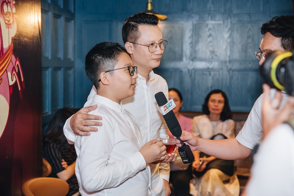 "Monta trong dải ngân hà kỳ cục" và làn gió mới cho phim hoạt hình "made in Việt Nam" - 4
Nghệ sĩ Hoàng Bách và cậu con trai Tê Giác là những khán giả đầu tiên, đồng thời tham gia lồng tiếng Monta trong dải ngân hà kỳ cục