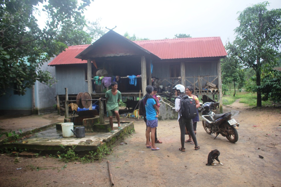 
Không có điện khiến cuộc sống sinh hoạt bà con vô cùng lạc hậu, khó khăn.
