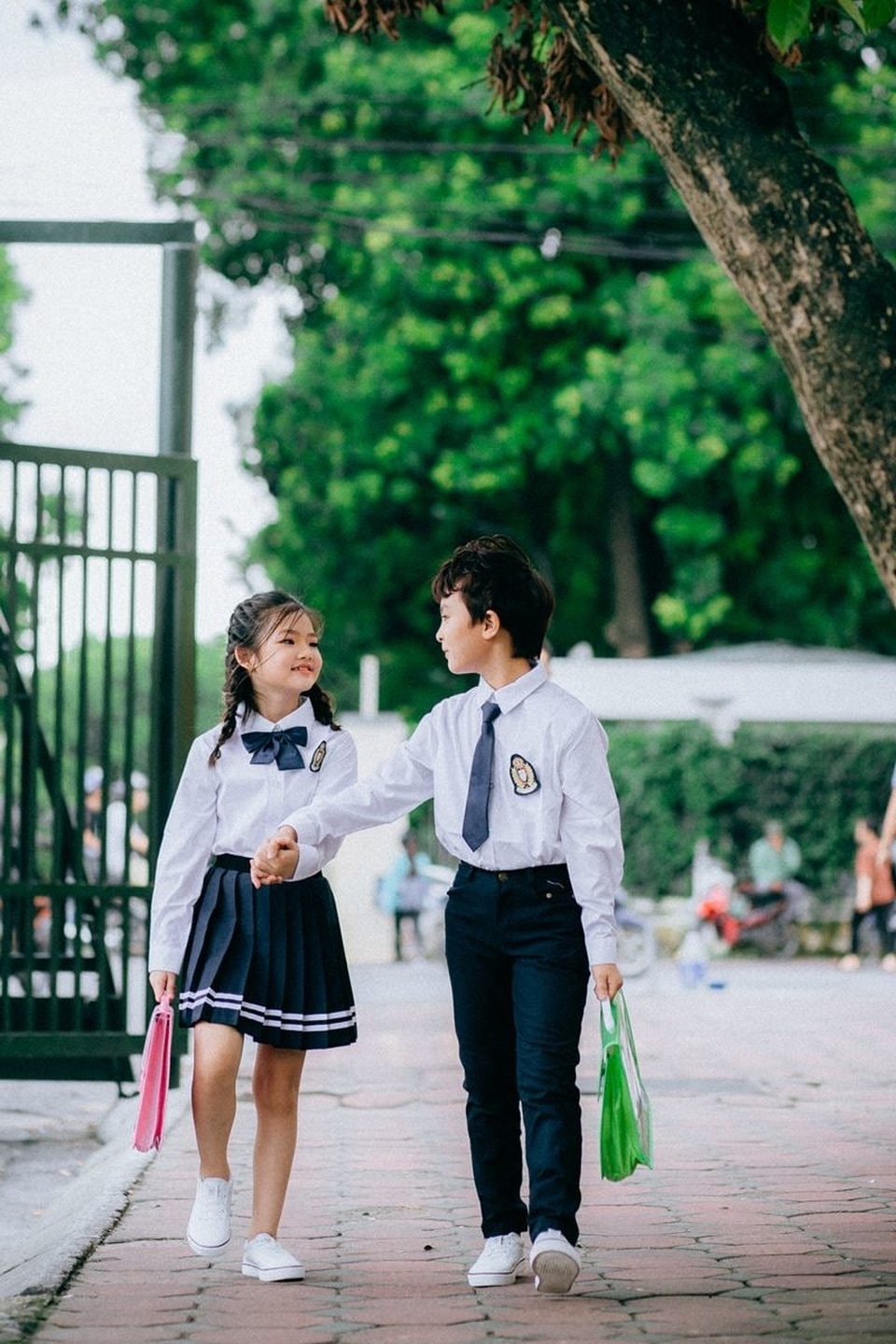 Bộ ảnh lãng mạn đưa ta trở về thời học sinh để nhớ, để thương - 3 Chính nụ cười hồn nhiên, sự đùa vui không cần lo nghĩ khiến bộ ảnh mang màu sắc nhẹ nhàng, thư giãn. Trong lúc đang thực hiện bộ ảnh thì trời đổ mưa, không ngần ngại, hai bé phối hợp ăn ý với nhau để có được những hình ảnh chân thực như thế.