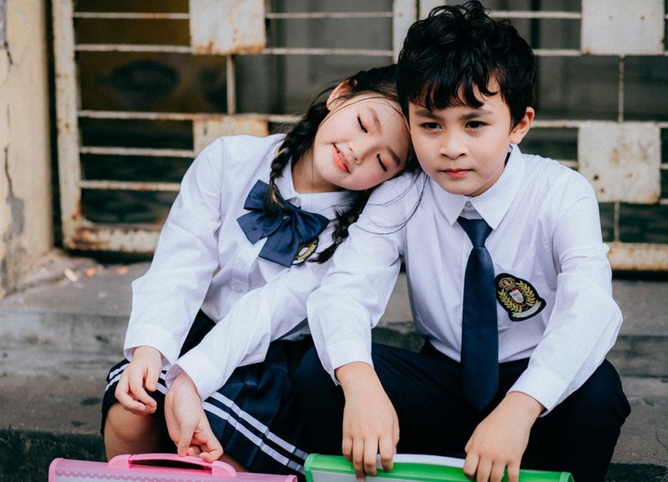 Bộ ảnh lãng mạn đưa ta trở về thời học sinh để nhớ, để thương - 2 Lấy ý tưởng từ chính quãng đời học sinh của mình, nhiếp ảnh gia Bùi Huy Tưởng mong muốn tái hiện những xúc cảm của một thời nay đã thuộc về quá khứ. Được biết bộ ảnh được ghi lại tại ký túc xá trường Đại học Bách Khoa và Đại học Kinh tế Quốc dân.