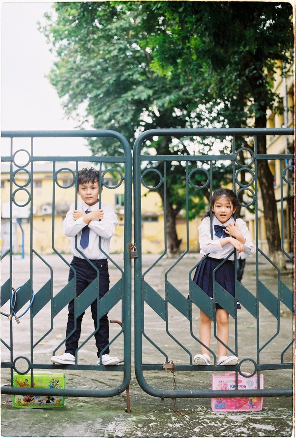 Bộ ảnh lãng mạn đưa ta trở về thời học sinh để nhớ, để thương - 5 Những người trẻ, đang sống trong thời niên thiếu nên cảm thấy thời gian phía trước còn rất dài, nghĩ rằng tất cả mọi thứ đều có thể quay lại lần nữa. Nhưng không hề ý thức được rằng thời gian vốn như một dòng sông, chỉ có thể chảy về phía trước, không bao giờ có thể lấy lại những gì đã trôi qua. Tuổi thơ, quãng thời gian cắp sách đến trường cũng thế, tất cả chỉ còn là hoài niệm nơi trang sách đã phủ bụi thời gian.