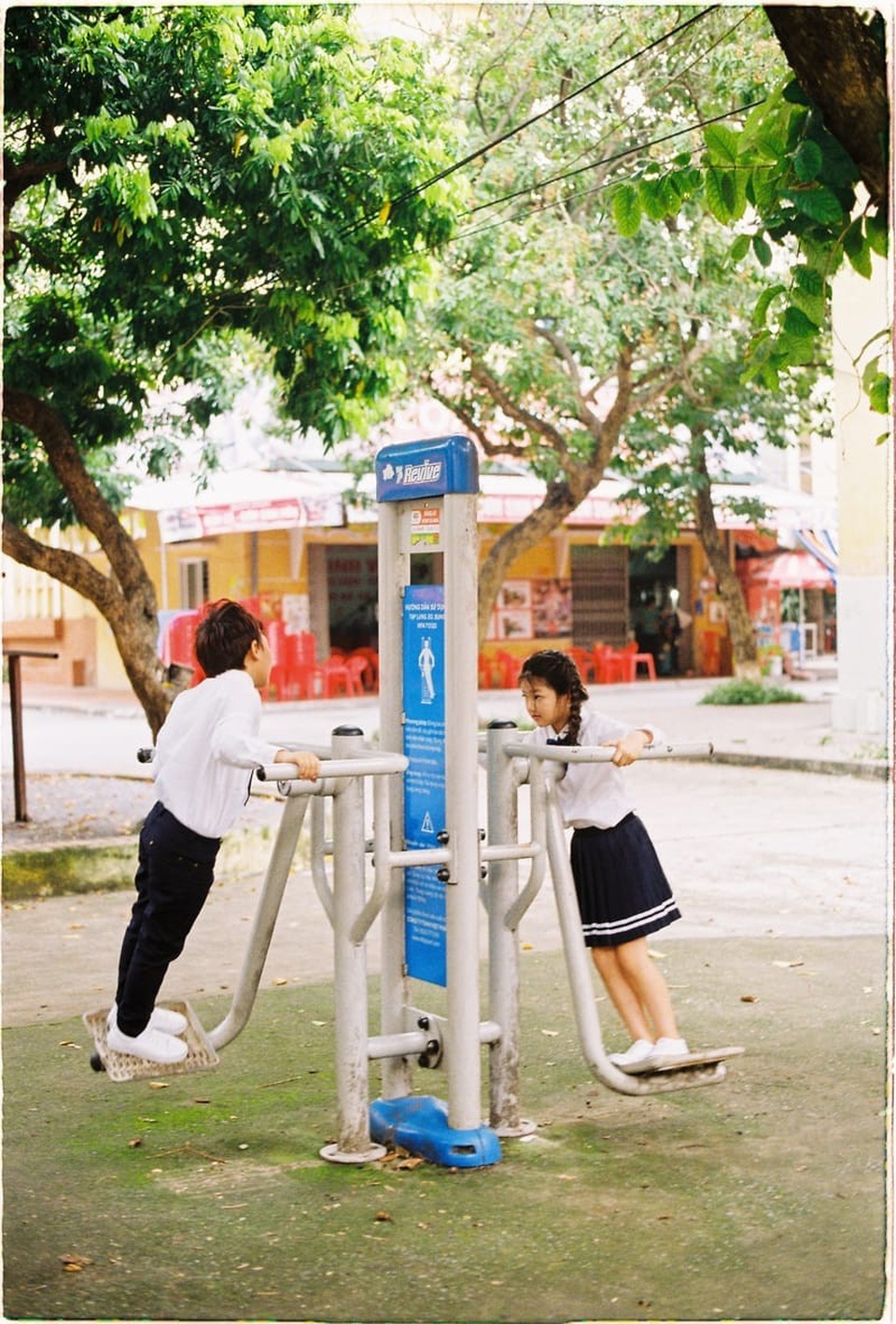 Bộ ảnh lãng mạn đưa ta trở về thời học sinh để nhớ, để thương - 4 “Có lúc Bảo Châu dỗi Minh Đăng rồi Đăng cầm ô che cho em, những lúc đó mình chỉ bắt lại khoảnh khắc chứ các con không hề diễn một chút nào cả”, Huy Tưởng chia sẻ.