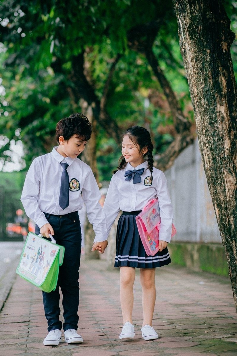 Bộ ảnh lãng mạn đưa ta trở về thời học sinh để nhớ, để thương - 1 Ngắm nhìn những khoảnh khắc hồn nhiên, trong sáng của đôi bạn thân Trần Huy Minh Đăng và Nguyễn Bảo Châu khiến những mỏi mệt đời sống thường nhật bỗng tan biến.