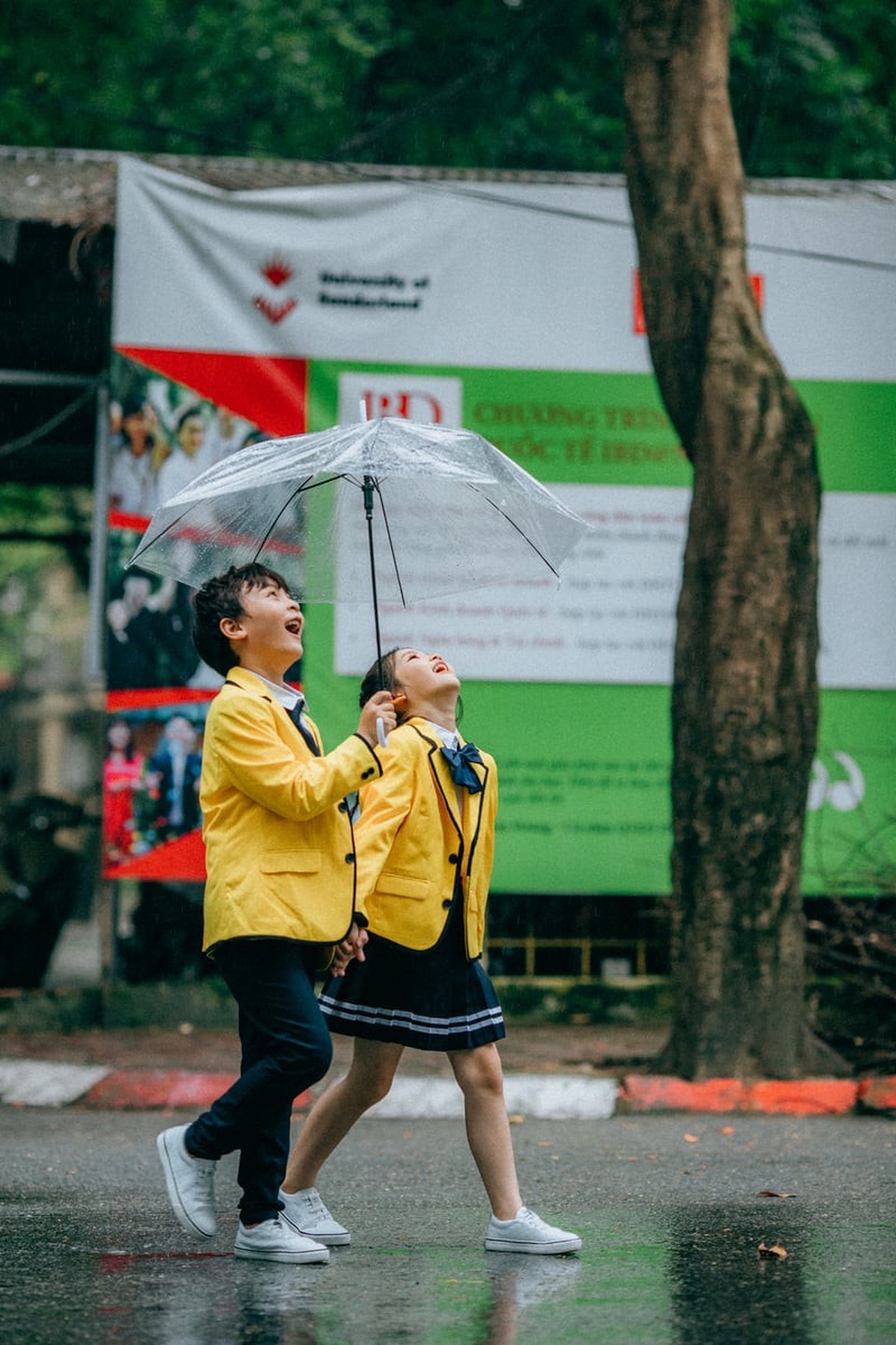 Bộ ảnh lãng mạn đưa ta trở về thời học sinh để nhớ, để thương - 6 Thông điệp chính của bộ ảnh này chính là hãy trân trọng những thứ mình đang có, đừng để nó vụt qua trong sự nuối tiếc. Và hơn hết người lớn đừng bao giờ mang thế giới mà mình mong ước đặt lên vai trẻ thơ.