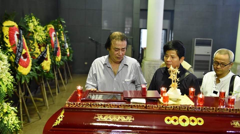 Nghệ sĩ Đức Lưu khóc nức nở bên linh cữu NSƯT Bùi Cường - 6 Nghệ sĩ Đức Lưu khóc nức nở bên linh cữu NSƯT Bùi Cường - 6