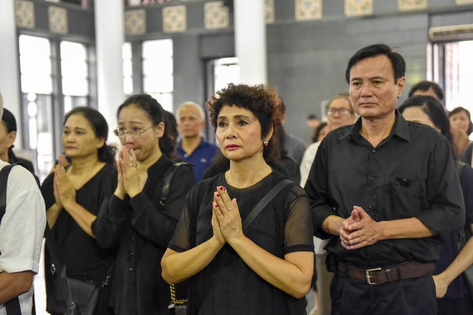 Vợ NSƯT Bùi Cường phải cấp cứu, vắng mặt trong tang lễ của chồng - 3 NSND Minh Châu, nghệ sĩ Hữu Mười cùng các nghệ sĩ đến tiễn biệt lớp trưởng Bùi Cường.