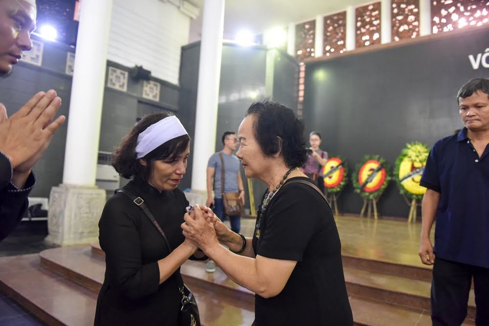 Vợ NSƯT Bùi Cường phải cấp cứu, vắng mặt trong tang lễ của chồng - 5 Nghệ sĩ Đức Lưu chia buồn với người thân NSƯT Bùi Cường