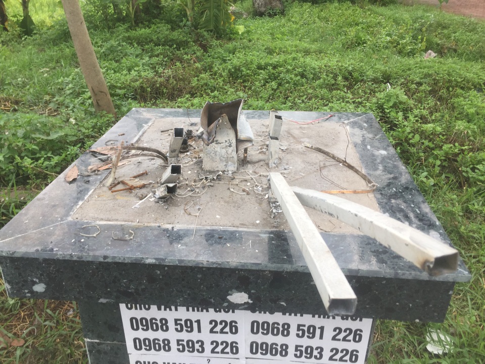 Thực hư thông tin cổng chào bị húc đổ làm lộ "bê tông không lõi sắt" - 2
Một bên trụ cổng chào vẫn nguyên vẹn