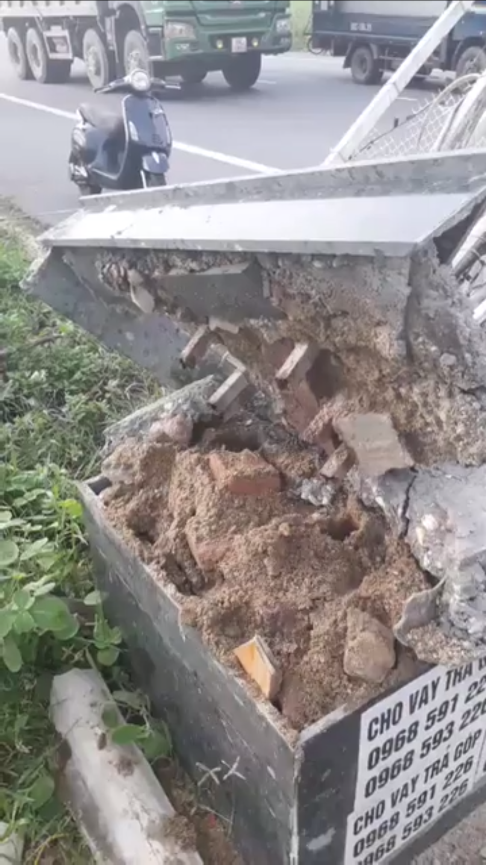 Thực hư thông tin cổng chào bị húc đổ làm lộ "bê tông không lõi sắt" - 3
ÔNg Thành giải thích, lớp cát này chỉ là phần đệm thêm để thi công ốp đá che chân cột.