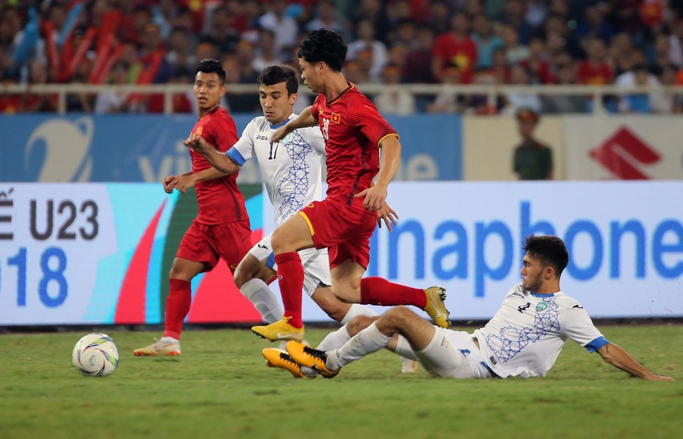 Olympic Việt Nam 1-1 Olympic Uzbekistan: Văn Đức tỏa sáng - 6
Công Phượng thi đấu đầy xông xáo trên sân - Ảnh: Gia Hưng