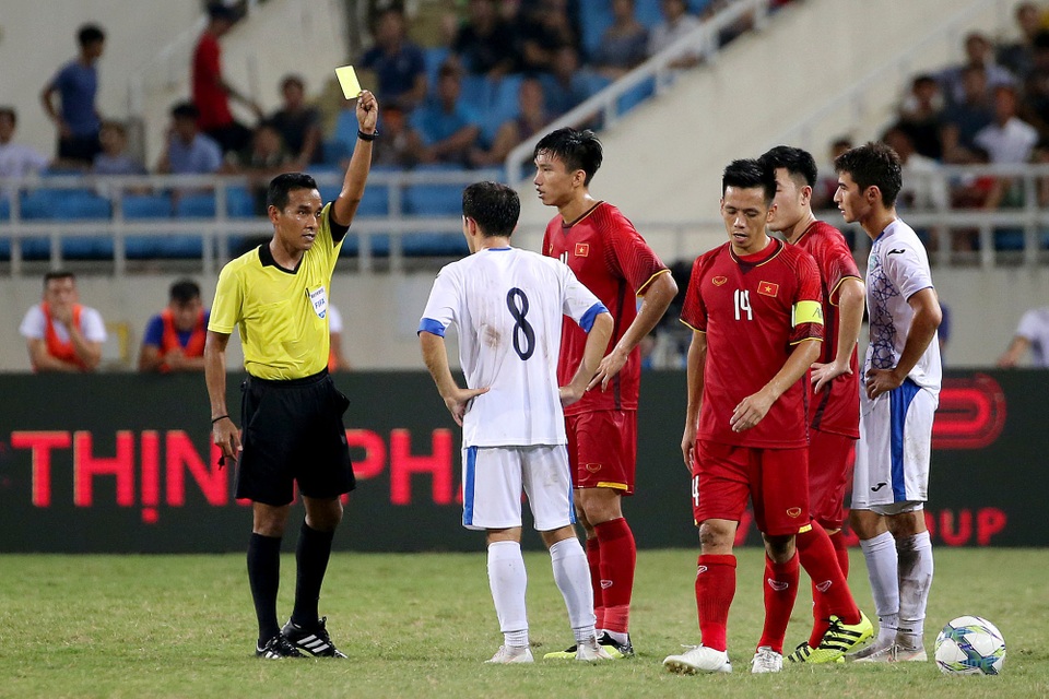 Olympic Việt Nam 1-1 Olympic Uzbekistan: Văn Đức tỏa sáng - 5
Văn Hậu nhận thẻ vàng sau tình huống đá vào người cầu thủ Uzbekistan - Ảnh: Gia Hưng