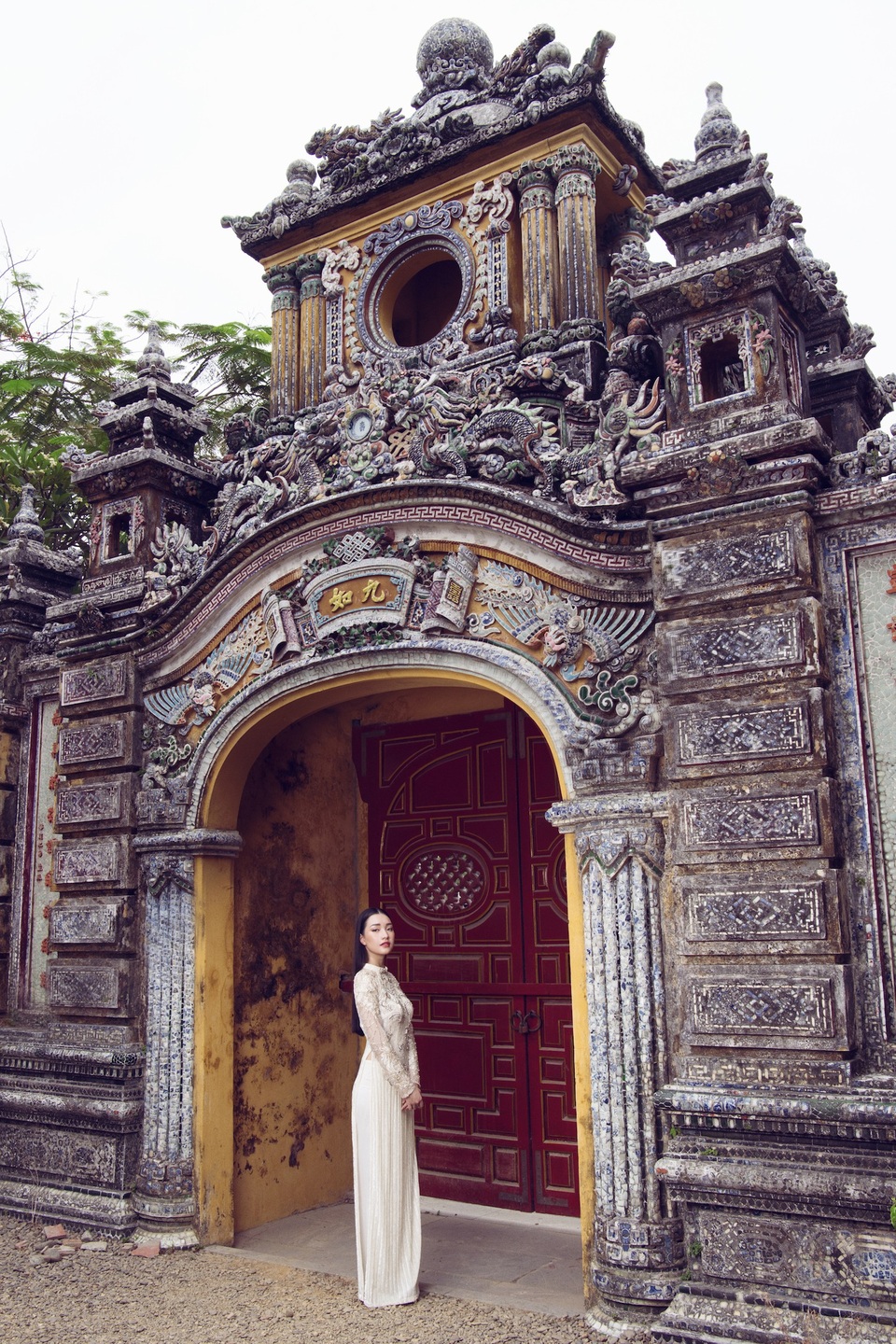 Thời gian qua, Ngọc Trân cũng gây ấn tượng mạnh mẽ với người hâm mộ khi xuất hiện trong dự án Nàng thơ xứ Huế. Chia sẻ về cơ duyên đến với dự án này, Ngọc Trân cho biết, bản thân cô luôn có ý thức giữ gìn những nét riêng của người con gái xứ Huế ngay từ khi còn nhỏ.