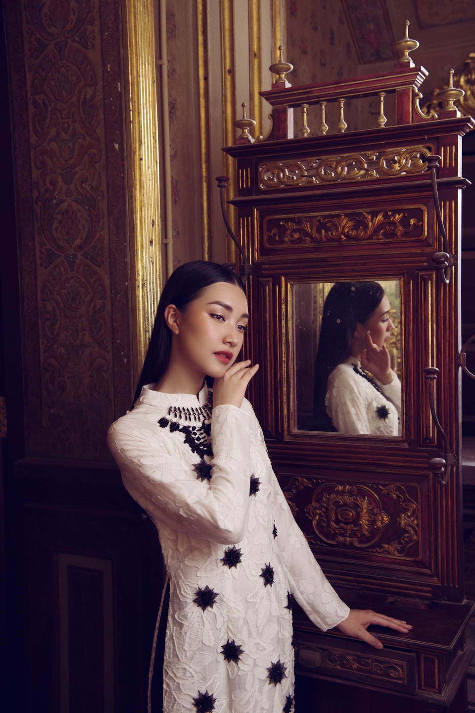 “Tôi vẫn không quên được cảm xúc của mình khi lần đầu tiên được mặc chiếc áo dài trắng vào năm lớp 10. Ngay từ lúc đó tôi đã cảm thấy rất yêu quý và muốn gắn bó với tà áo dài. Điều may mắn là sau này tôi có nhiều cơ hội để quảng bá quốc phục của dân tộc đến bạn bè quốc tế”, Ngọc Trân chia sẻ.